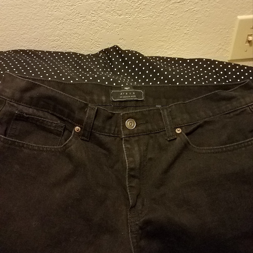 A pair of mens black jeans from 21. Size 32 waist but the legs have been cut off